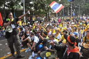 Thai police clear antigovernment protesters from parliament