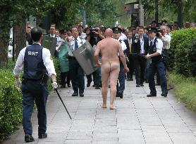 Naked man swims in moat surrounding Imperial Palace