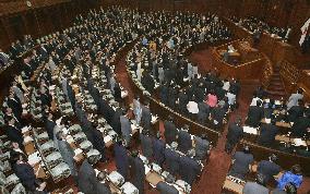 1.8 tril. yen extra budget passes lower house