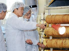 PM Aso visits small companies in Shizuoka Pref.