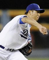 Kuroda helps Dodgers to 1st win in NLCS