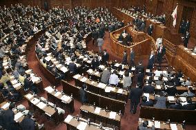 Lower house passes bill to extend Japan's refueling mission