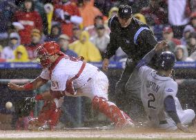Game 5 of World Series suspended by rain, tied 2-2