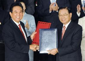 Taiwan, China ink pacts on economic links