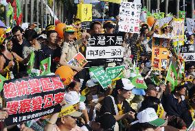 Taiwan, China hold unprecedented meeting amid protests