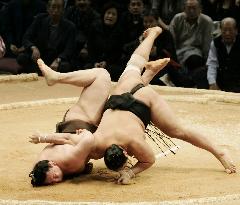 Mongolian yokozuna Hakuho falls on 1st day of Kyushu sumo