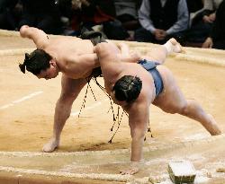 Mongolian sekiwake Ama wins on 1st day of Kyushu sumo