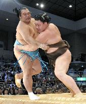 Hakuho rebounds from upset to post 1st win at Kyushu sumo
