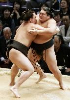 Mongolian sekiwake Ama wins on 2nd day of Kyushu sumo