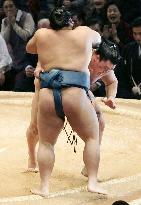 Hakuho moves into winning column at Kyushu sumo