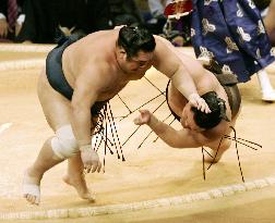 Hakuho slays giant-killer Wakanosato at Kyushu sumo