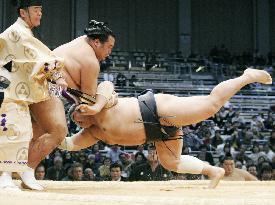 Kotomitsuki defeated by Toyonoshima at Kyushu sumo