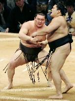 Hakuho picking up steam at Kyushu sumo