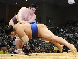 Hakuho sends Kotoshogiku out of ring at Kyushu sumo