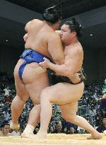 Hakuho sends Kotoshogiku out of ring at Kyushu sumo