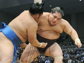 Miyabiyama stays perfect at Kyushu sumo