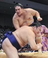 Miyabiyama downs Tokitenkyu at Kyushu sumo