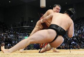 Kotooshu beaten by Kisenosato at Kyushu sumo