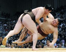 Hakuho defeats Kisenosato at Kyushu sumo