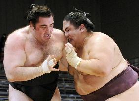 Miyabiyama stays in share of first place at Kyushu sumo