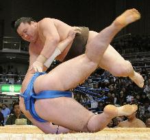 Hakuho stays in share of lead at Kyushu sumo