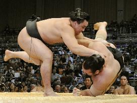 Ama beats Kotooshu at Kyushu sumo