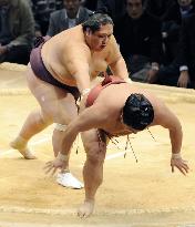 Hakuho, Miyabiyama remain tied for lead at Kyushu sumo