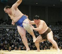 Mongolian yokozuna Hakuho takes sole lead at Kyushu sumo