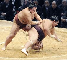 Miyabiyama suffers 2nd loss at Kyushu sumo