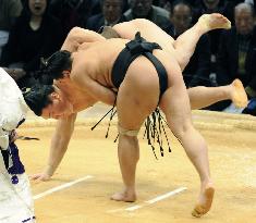 Ama defeats Hakuho at Kyushu sumo