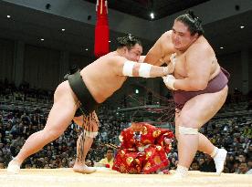 Miyabiyama suffers 3rd defeat at Kyushu sumo