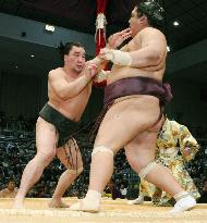 Hakuho, Ama still share lead at Kyushu sumo