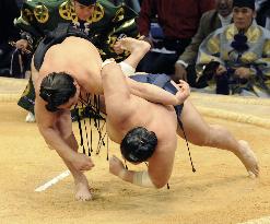 Ama posts 12 wins at Kyushu sumo