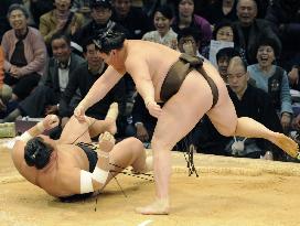 Hakuho and Ama win again as Kyushu meet goes down to wire