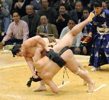 Hakuho wins 9th career title at Kyushu sumo