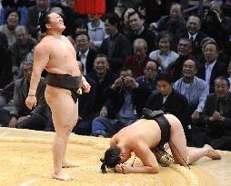 Hakuho wins 9th career title at Kyushu sumo