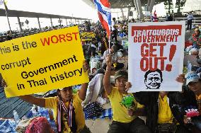 Thai antigov't protesters occupy airports