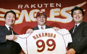Baseball: Nakamura formally signs with Rakuten