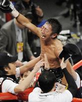 Naito TKOs Yamaguchi in 11th to defend WBC flyweight title