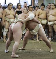 Asashoryu begins practice for New Year sumo tourney