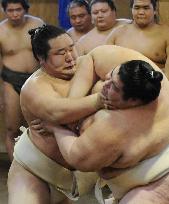 Asashoryu begins practice for New Year sumo tourney