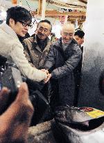 9.6 mil. yen tuna shared by Japanese, Chinese sushi restaurant owners