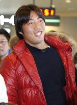 Uehara leaves for U.S. to sign contract with Orioles