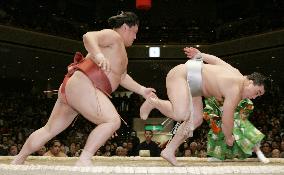 Harumafuji beaten by Yoshikaze at New Year sumo tournament
