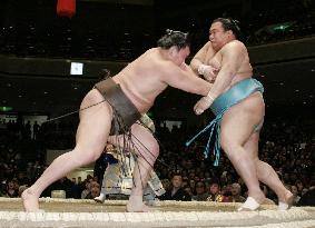 Hakuho beats Toyonoshima on 1st day of New Year sumo tournament