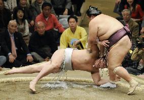 Ozeki Harumafuji suffers 2nd straight loss in New Year sumo
