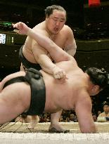 Asashoryu secures 3rd win at sumo tourney