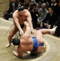 Hakuho secures 4th win at sumo tourney
