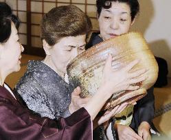 Huge New Year's bowl tea ceremony held in Nara