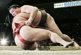 Hakuho beats Yoshikaze for unblemished score at sumo tourney